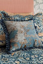 Morris & Co 'Bird' Cotton Cushion in Blue - Size: 50 cm x 50 cm - thumbnail 2