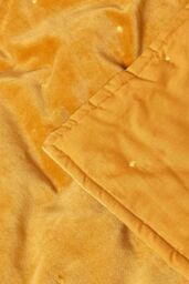 Homescapes Velvet Quilted Throw 100% Cotton, Soft & Luxurious Blanket in Mustard - Size: 125 cm x 150 cm - thumbnail 4