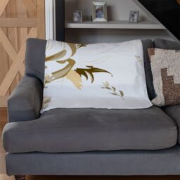 Benjamin Tate Design Golden Flower Print Blanket in Natural - Size: 120 cm x 150 cm - thumbnail 2