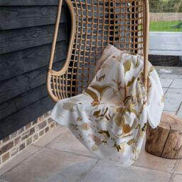 Benjamin Tate Design Golden Flower Print Blanket in Natural - Size: 120 cm x 150 cm - thumbnail 4