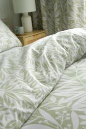 Catherine Lansfield 'Sorrel Leaf' Reversible Duvet Cover Set in Green - Size: Single - thumbnail 4
