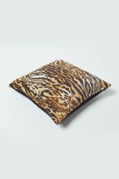 Homescapes Tiger Print Velvet Cushion 46 x 46 cm in Gold - thumbnail 5