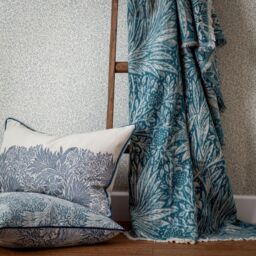 Morris & Co Marigold Jacquard Throw in Indigo - Size: 130 cm x 170 cm - thumbnail 5
