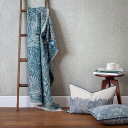Morris & Co Marigold Jacquard Throw in Indigo - Size: 130 cm x 170 cm - thumbnail 2