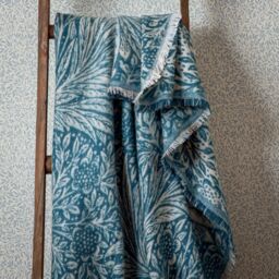 Morris & Co Marigold Jacquard Throw in Indigo - Size: 130 cm x 170 cm