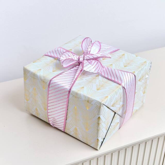 Melody Maison Large Pink & White Diagonal Striped Wired Ribbon Garland - 270m - image 1