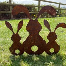 Poppyforge 3 Bunnies on Spike - Bare Metal/Ready to Rust - L23 x W15 x H25.5 cm in Brown - thumbnail 2