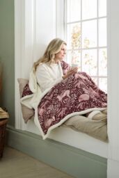 Deyongs Woodland Folk Wine Heated Sherpa Throw - 140x180cm Soft Fleece & Sherpa Lining - 1846 - Size: 140 cm x 180 cm - thumbnail 1