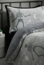 Catherine Lansfield Halloween Skeleton Fleece Glow in the Dark Duvet Cover Set in Grey - Size: Single - thumbnail 3