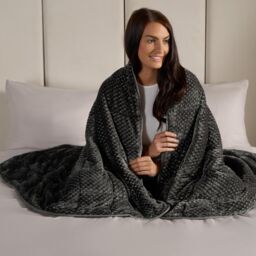 OHS Waffle Fleece Soft Warm Weighted Blanket - 8kg in Charcoal - Size: 150 cm x 180 cm - thumbnail 3