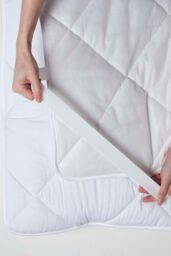 Homescapes Luxury Extra Thick 500 GSM Cotton Mattress Topper in White - Size: Double - thumbnail 6