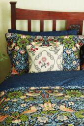 Morris & Co 'Strawberry Thief' Cotton Cover Set in Blue - Size: King - thumbnail 2