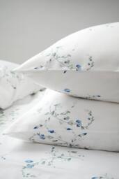 CHRISTY 'Forget Me Not' Wildflower Design Cotton Sateen Standard Pillowcase Pair in Blue