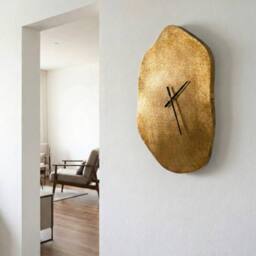 Wyld and Coco Brass-Finish Wall Clock 78 x 50 cm Irregular Shape Black Hands in Bronze - thumbnail 1