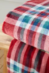 Catherine Lansfield 'Cosy Kelso Check' Blanket Throw in Red - Size: 130 cm x 170 cm - thumbnail 2