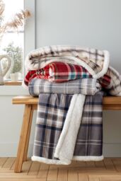 Catherine Lansfield 'Cosy Kelso Check' Blanket Throw in Red - Size: 130 cm x 170 cm - thumbnail 4