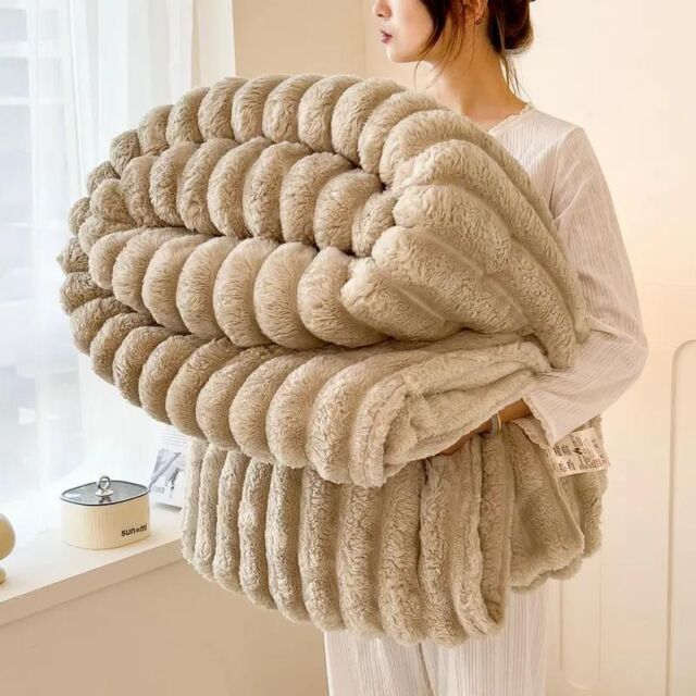 Luxurious Double-Sided Faux Rabbit Fur Winter throw Blanket 180x200 Cm Soft Cozy