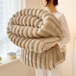 Luxurious Double-Sided Faux Rabbit Fur Winter throw Blanket 180x200 Cm Soft Cozy - thumbnail 1