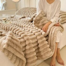 Luxurious Double-Sided Faux Rabbit Fur Winter throw Blanket 180x200 Cm Soft Cozy - thumbnail 4