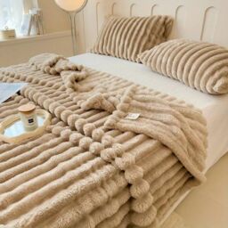 Luxurious Double-Sided Faux Rabbit Fur Winter throw Blanket 180x200 Cm Soft Cozy - thumbnail 3