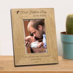 Uniqueful Men's Personalised First Father's Day Wood Picture Frame 7x5 in Brown - thumbnail 1