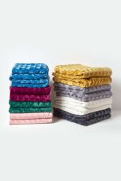 Homescapes Geometric Triangle Velvet Throw in Pink - Size: 160 cm x 200 cm - thumbnail 6