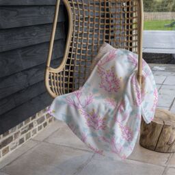 Benjamin Tate Design Pink & Blue Flower Design Blanket in Natural - Size: 120 cm x 150 cm - thumbnail 4