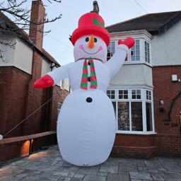 Samuel Alexander GIANT: 20ft (6m) Outdoor Inflatable Lit Christmas Snowman with Raised Arm & 28 LEDs in White - thumbnail 4