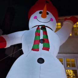 Samuel Alexander GIANT: 20ft (6m) Outdoor Inflatable Lit Christmas Snowman with Raised Arm & 28 LEDs in White - thumbnail 3