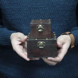 KDMD Set of 2 Gothic Square Boxes in Maroon - thumbnail 4