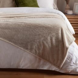 Furn Kallu Reversible Faux-Fur Throw in Natural - Size: 130 cm x 180 cm - thumbnail 4