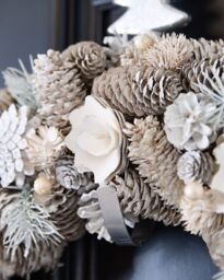 Dibor Giant Frost Festive Xmas Decor Front Door Wreath Christmas Wreath 50cm in Red - thumbnail 4