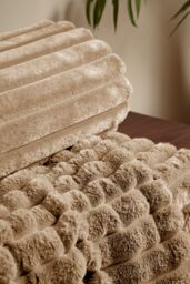 Catherine Lansfield 'Cosy Ribbed' Blanket Throw in Natural - Size: 130 cm x 170 cm - thumbnail 2