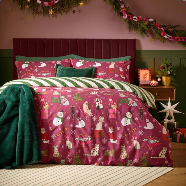 Furn Feline Festive Reversible Christmas Duvet Cover Set in Burgundy - Size: King - image 1
