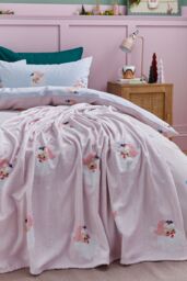 Catherine Lansfield 'Vintage Christmas Santa' Cosy Fleece Blanket Throw in Pink - Size: 130 cm x 170 cm - thumbnail 4