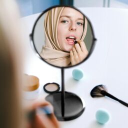 Harbour Housewares Metallic Pedestal Mirror - 18.5 x 34.5cm - Magnifying Makeup Mirror in Black - Size: 18.5 x 34.5 cm - thumbnail 5
