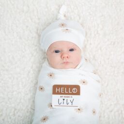 Lulujo Bamboo Hat & Swaddle Blanket Gift Set-Daisies - thumbnail 3