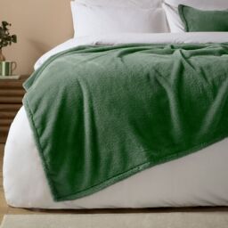 Furn Kallu Double-Sided Faux-Fur Throw in Light Green - Size: 130 cm x 180 cm - thumbnail 4