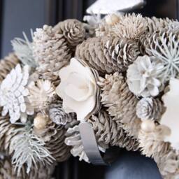 Dibor 50cm Giant Morning Frost Xmas Decor Front Door Wreath Christmas Wreath in Red - thumbnail 6