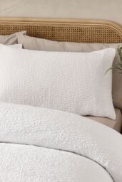 Catherine Lansfield Crinkle Seersucker Duvet Cover Set in White - Size: Super King - thumbnail 2