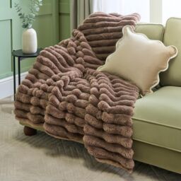 OHS Jumbo Faux Fur Fleece Throw Ribbed Fluffy Blanket in Light Brown - Size: 120 cm x 150 cm