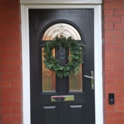 Samuel Alexander 50cm Hanging Artificial Green Norfolk Pine Christmas Wreath with PE & PVC Tips - thumbnail 3