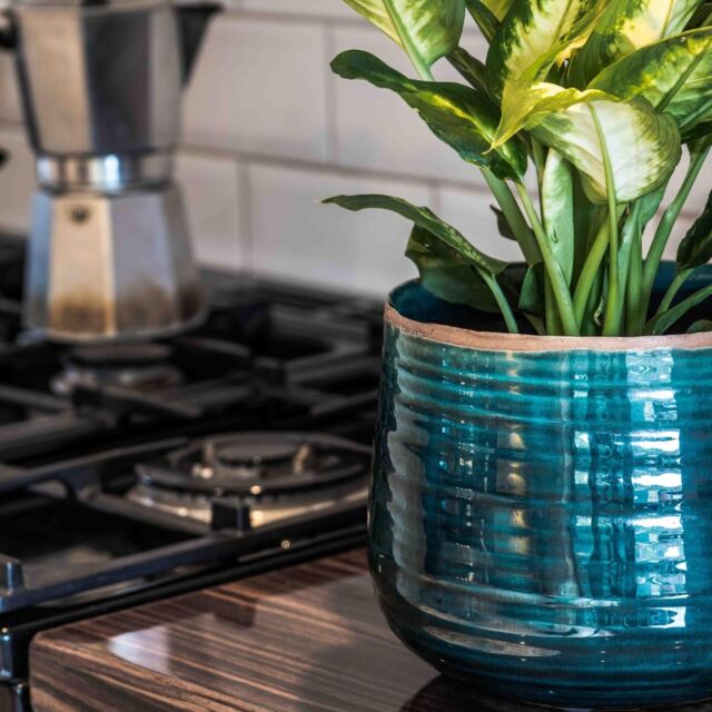 Ivyline Pot Como Turquoise, H21cm x D26cm in Aqua