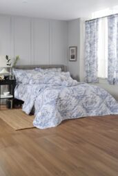 The Lyndon Company Toile De Jouy Luxurious 200 Thread Count 100% Cotton Duvet Cover - Deyongs 1846 in Blue - Size: King - thumbnail 2