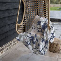 Benjamin Tate Design Grey Purple & White Flowers Blanket in Natural - Size: 120 cm x 150 cm - thumbnail 4