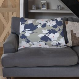 Benjamin Tate Design Grey Purple & White Flowers Blanket in Natural - Size: 120 cm x 150 cm - thumbnail 2