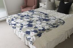 Benjamin Tate Design Grey Purple & White Flowers Blanket in Natural - Size: 120 cm x 150 cm - thumbnail 3