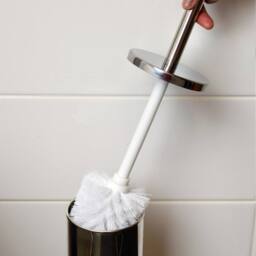 Harbour Housewares 5L Round Bathroom Bin & Brush Set - Slim Stainless Steel Bathroom Set in Silver - thumbnail 7