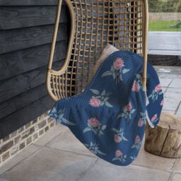 Benjamin Tate Design Roses & Spots Print Blanket in Natural - Size: 120 cm x 150 cm - thumbnail 4