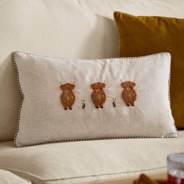 Wylder Ramble Highland Cows Tufted Cushion in Off-White - Size: 30 cm x 50 cm - image 1